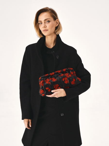 Pochette noire avec roses rouges EVENING