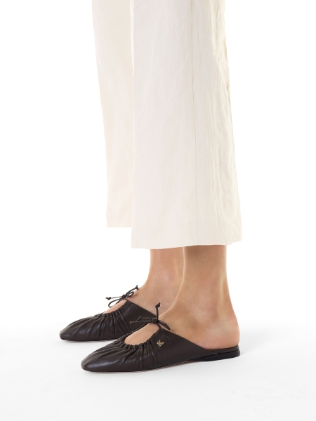 Diapositives marron foncé avec tige froissée KS LUCITA