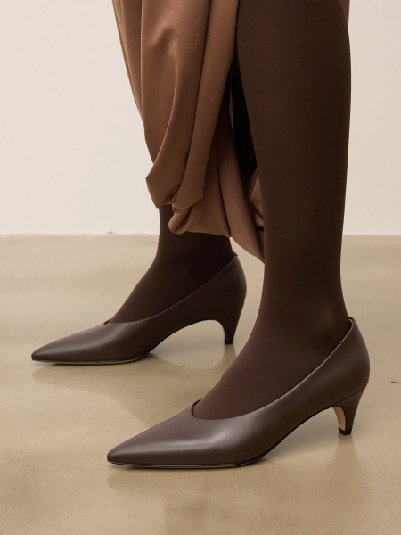 Pompes marron foncé avec nez allongé KS NARINE