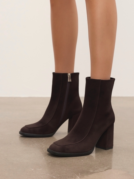 Bottes en daim marron avec nez carré FUCHIA