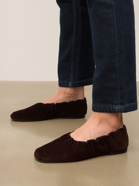 Ballerines en daim marron avec élastique et monogramme argenté KS AVRIL