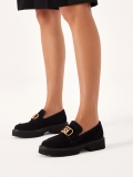 Chaussures en daim noir avec un grand monogramme ESSEN