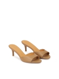 Mules à petit talon aiguille de couleur marron clair  LUCIA