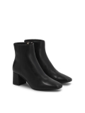 Bottes en cuir noir sur un poteau ERDA
