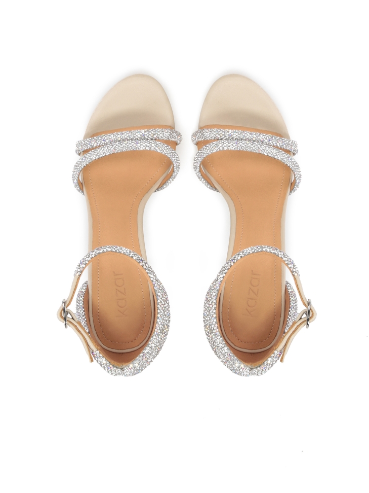 Décorées de zirconium, les sandales de mariage sont dotées d'une plateforme et d'un talon haut. KLARISSA