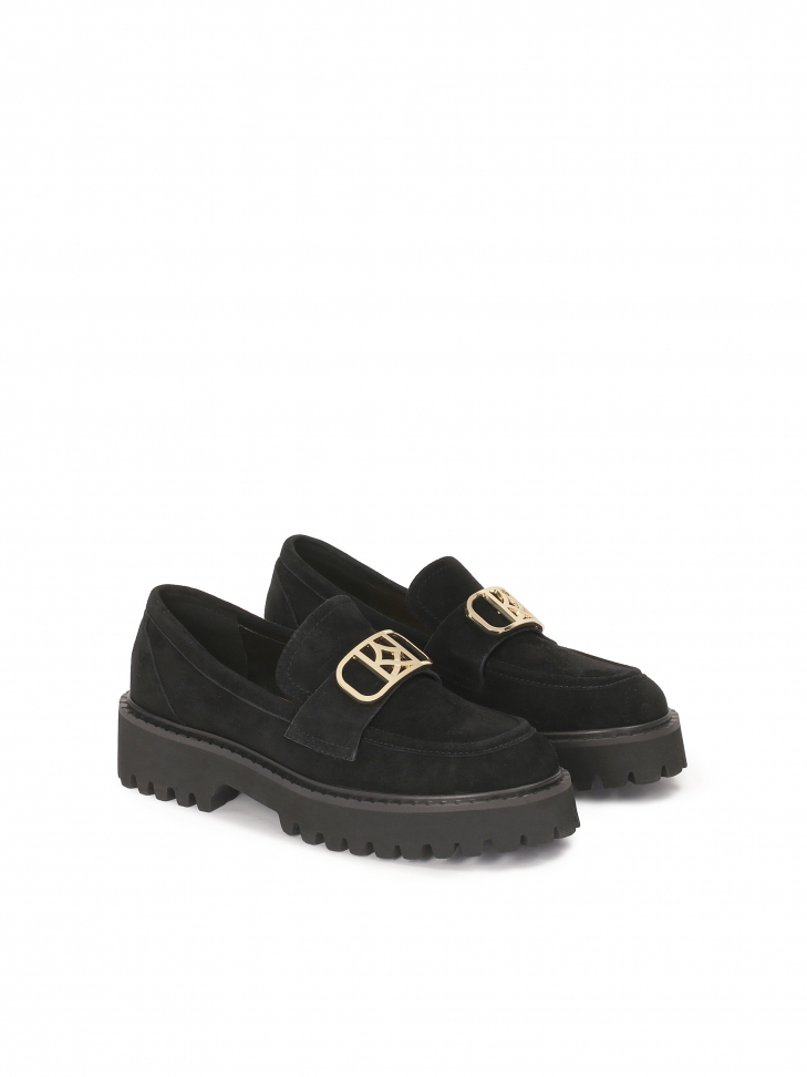 Chaussures en daim noir avec un grand monogramme ESSEN