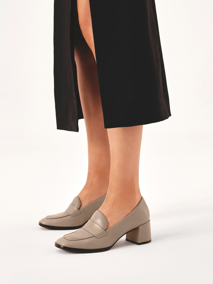 Escarpins classiques en cuir de couleur taupe ERIN