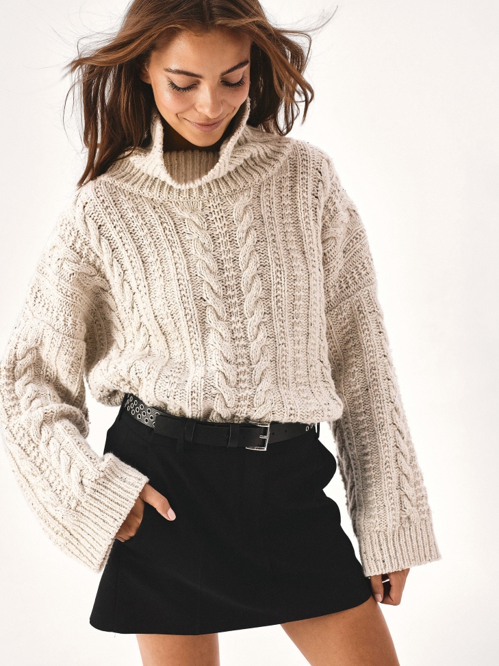 Ceinture en cuir noir décorée d'œillets argentés  MOCA