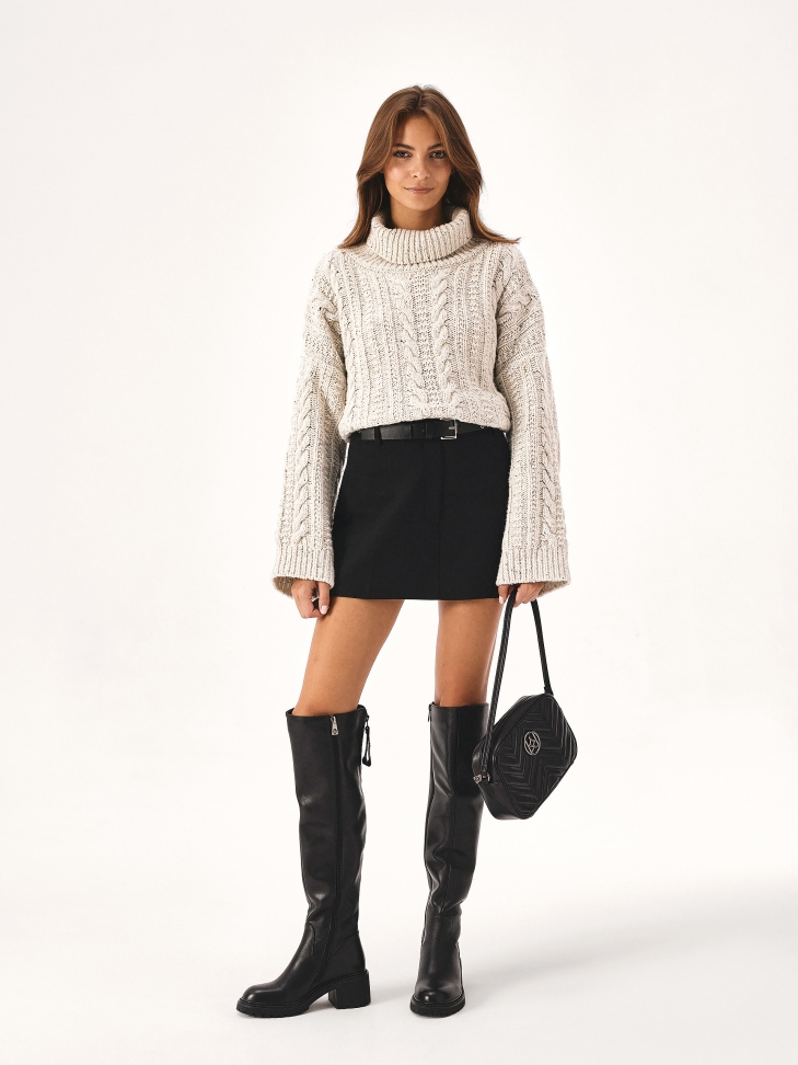 Ceinture en cuir noir décorée d'œillets argentés  MOCA