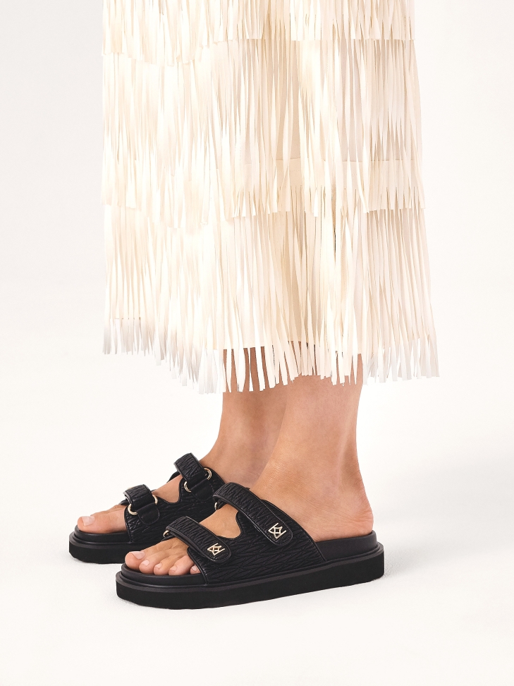 Diapositives en cuir gaufré noir sur une semelle confortable DESIRE