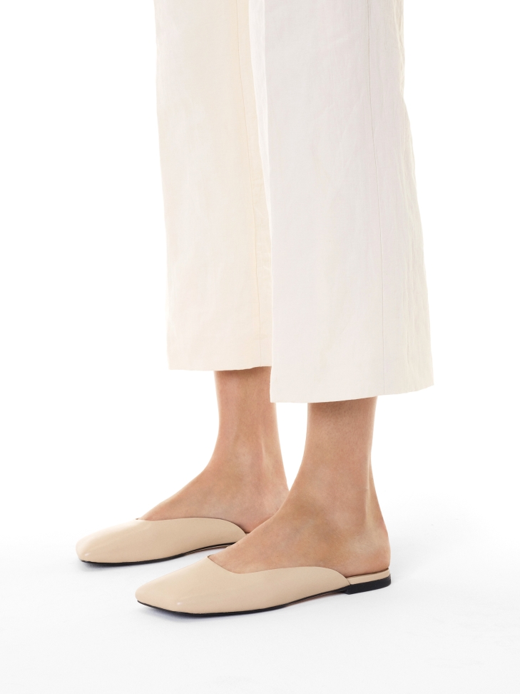 Diapositives en cuir sur une semelle plate avec un devant carré KS BRICE