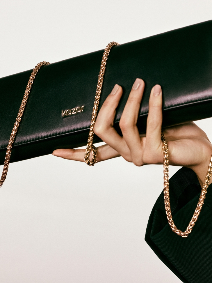 Élégante pochette noire de forme oblongue  VIVIENNE