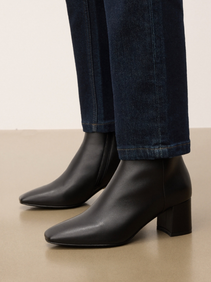 Bottes en cuir noir sur un poteau ERDA