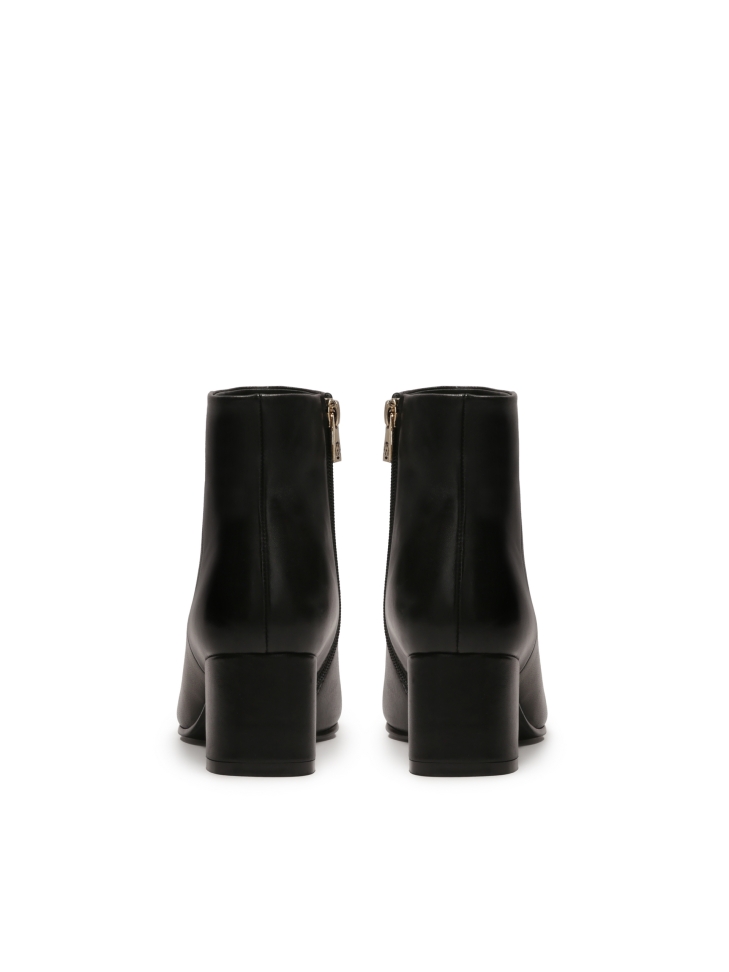 Bottes en cuir noir sur un poteau ERDA