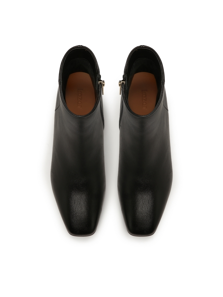 Bottes en cuir noir sur un poteau ERDA