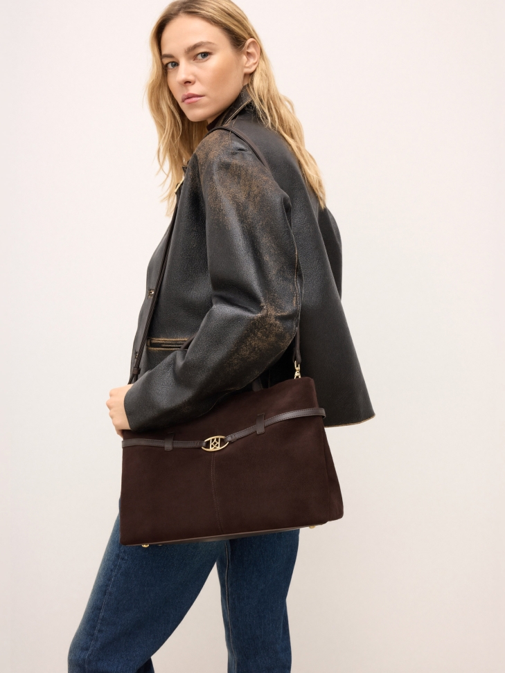 Sac à main en daim marron de forme trapézoïdale CATE